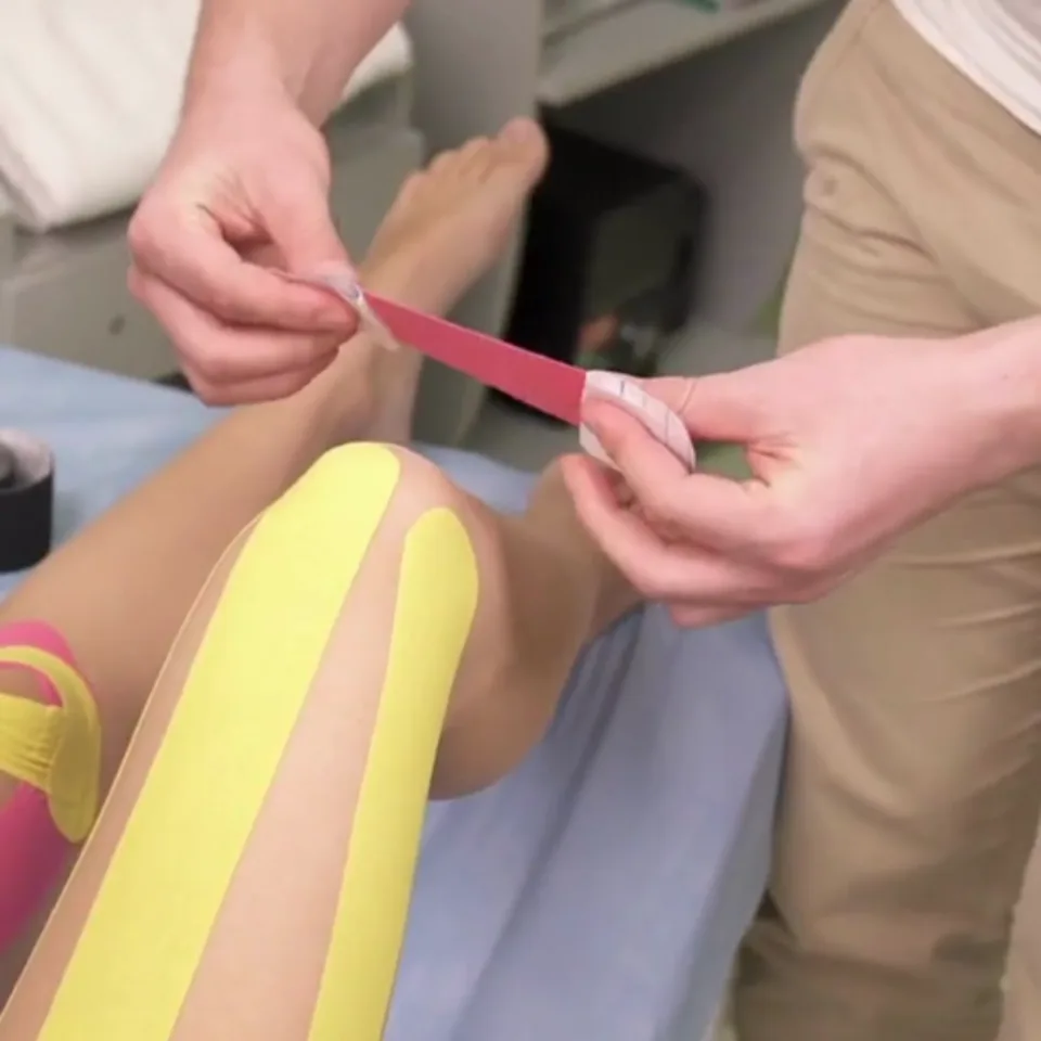 Demostración práctica real de vendaje neuromuscular en una rodilla